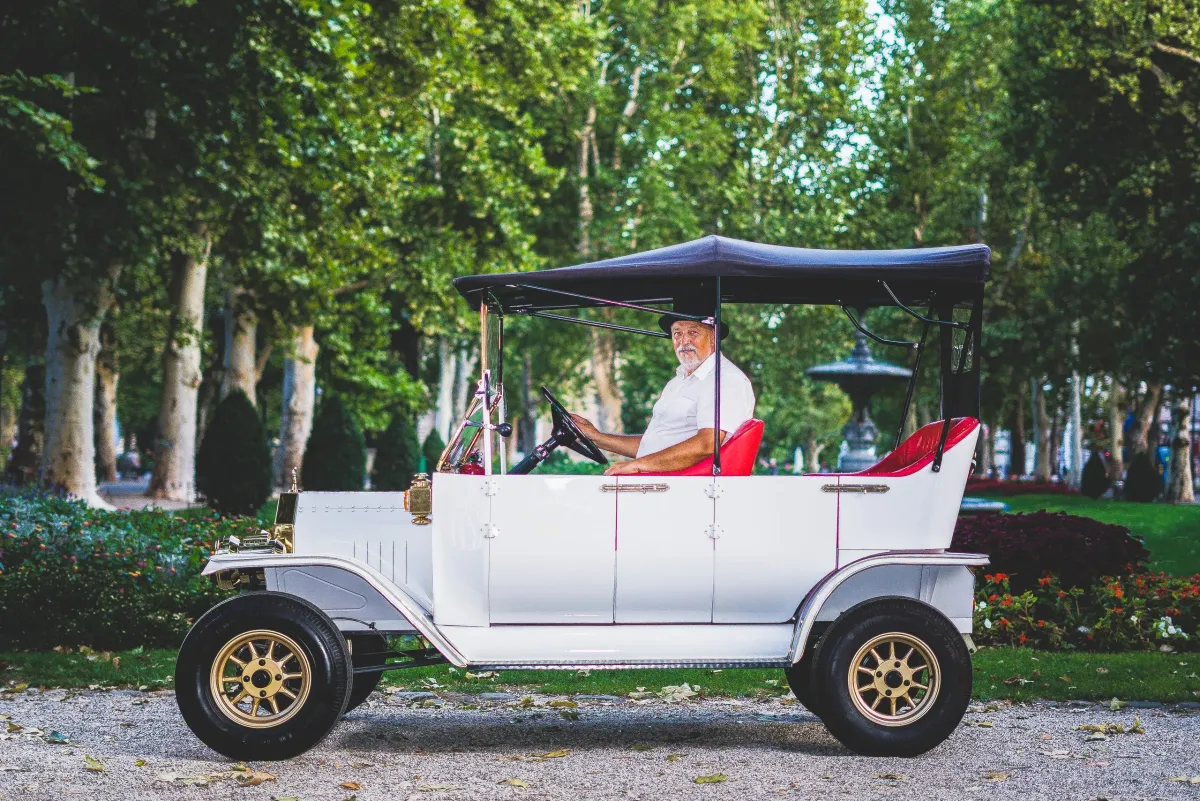 Guide with a top hat in an Oldy car